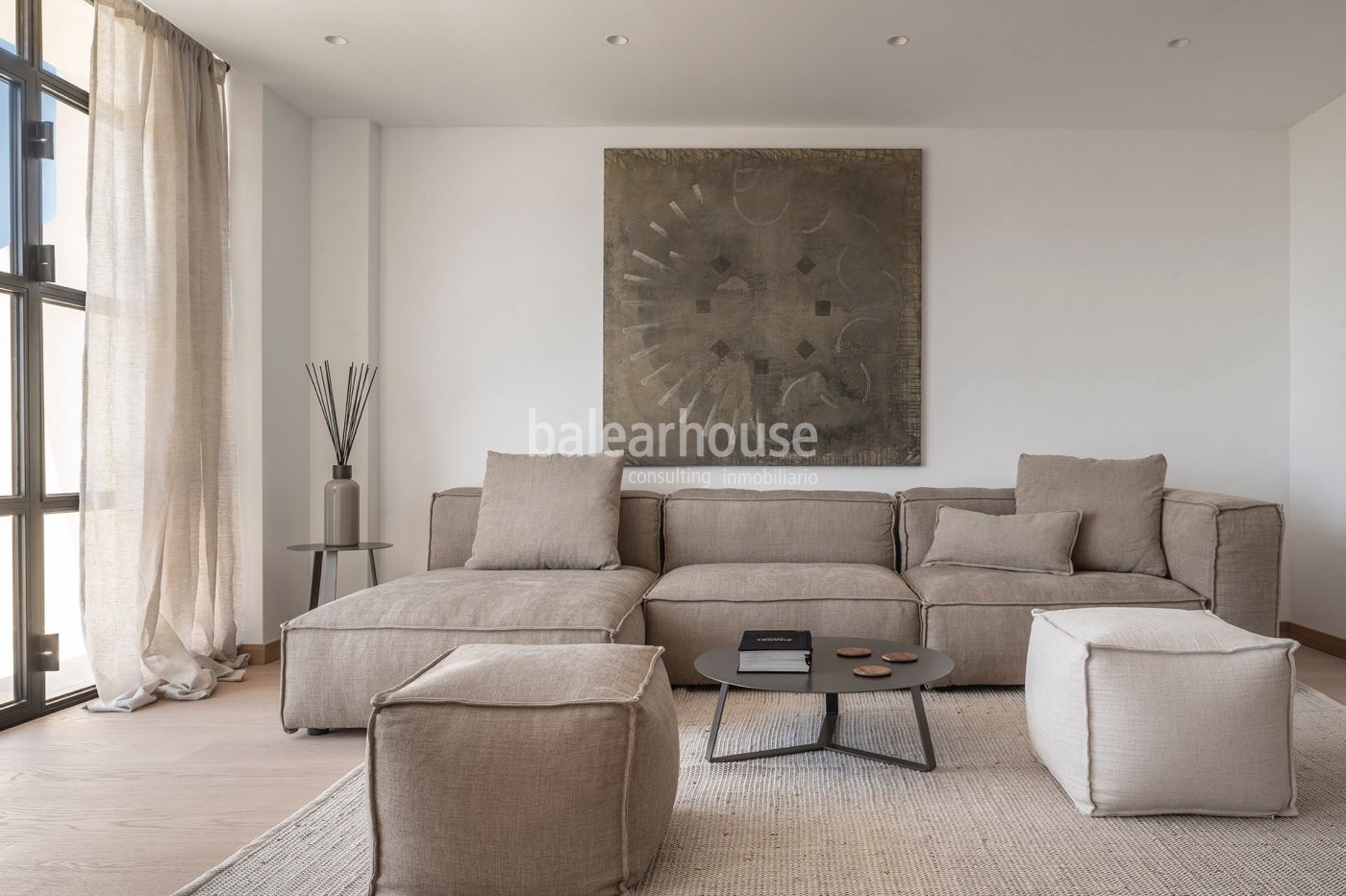 Espectacular ático tríplex con vistas al mar, solárium privado y un elegante diseño contemporáneo.