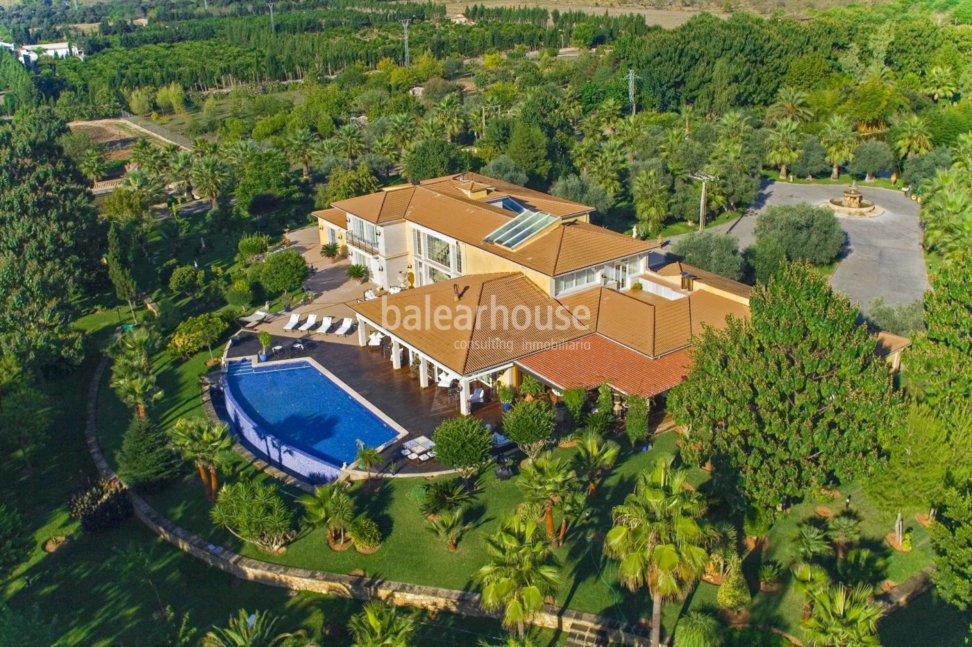 Beeindruckende Villa von edler Architektur auf großem Grundstück umgeben von grüner Landschaft