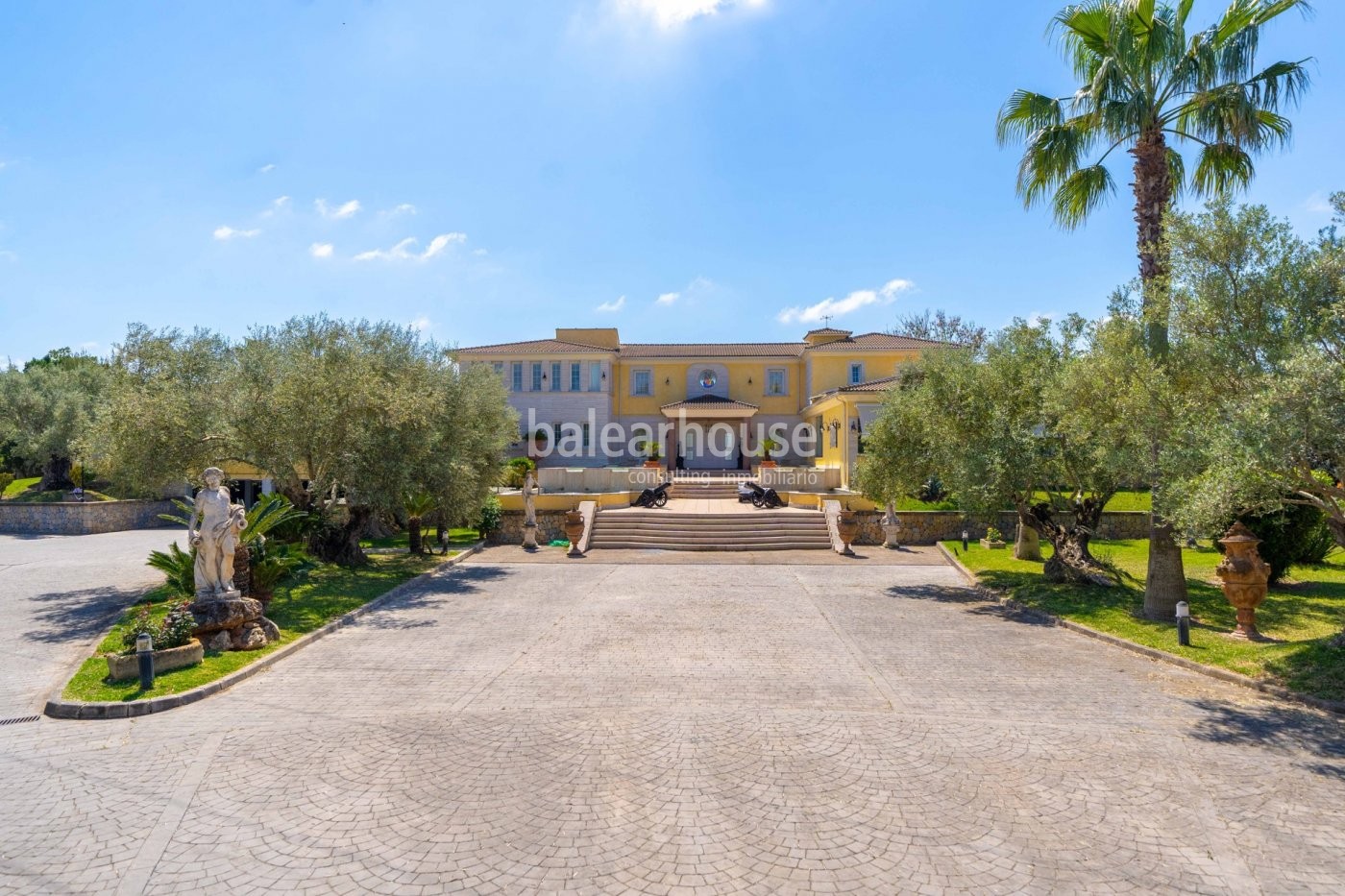 Impresionante villa con una noble arquitectura en una extensa parcela invadida por el verde paisaje.