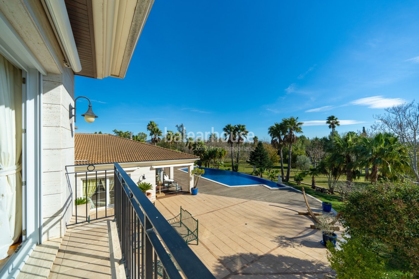 Impresionante villa con una noble arquitectura en una extensa parcela invadida por el verde paisaje.