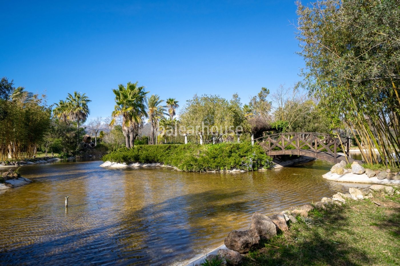 Impresionante villa con una noble arquitectura en una extensa parcela invadida por el verde paisaje.