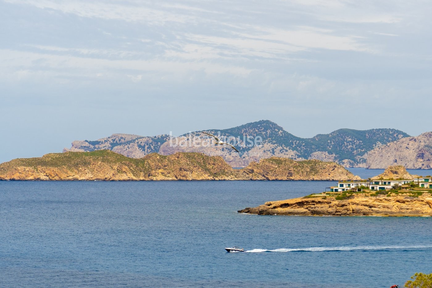 Villa de diseño y nueva construccion en primera linea de mar cerca de Port Adriano