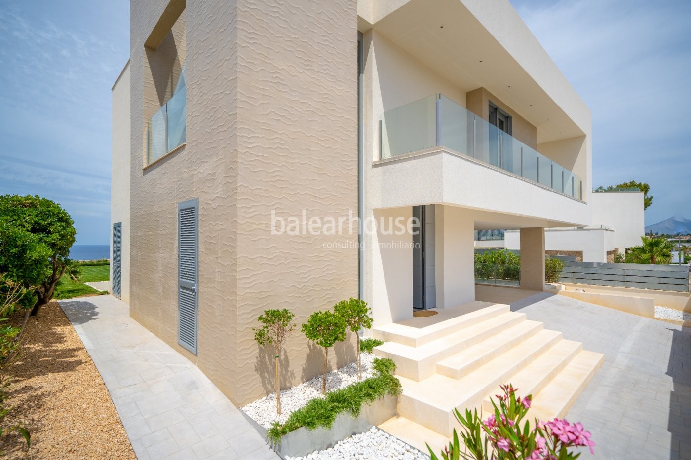 Villa de diseño y nueva construccion en primera linea de mar cerca de Port Adriano