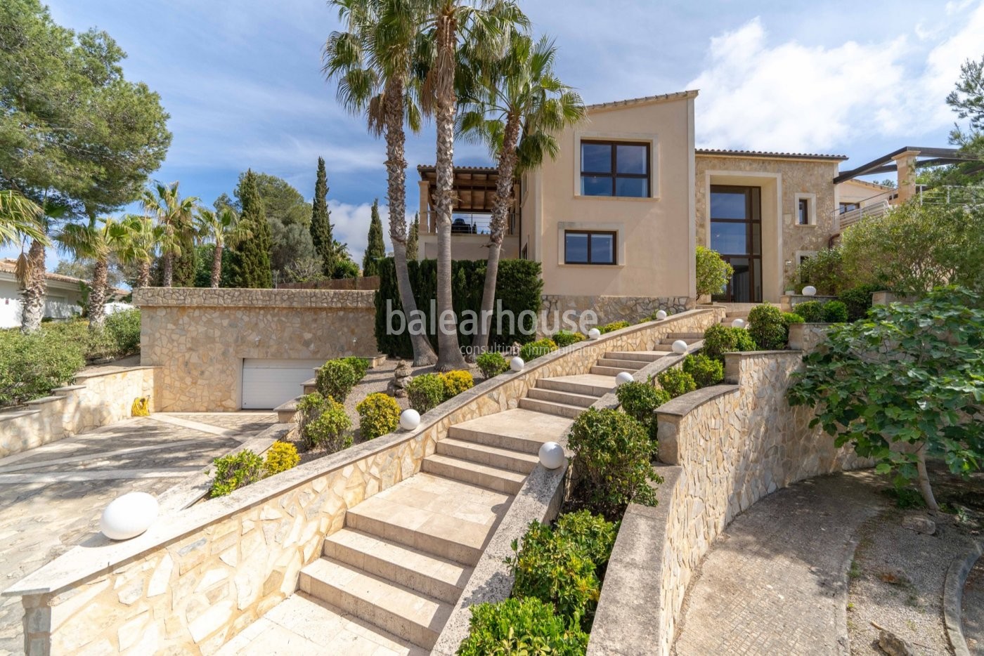 Villa with elegant, modern Mediterranean architecture in Santa Ponsa with views to the sea
