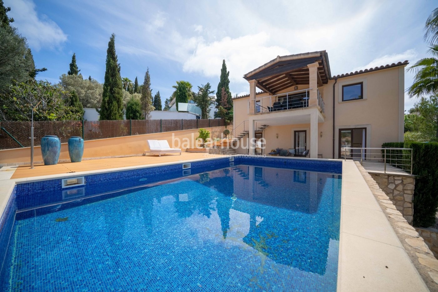 Villa de elegante y moderna arquitectura mediterránea en Santa Ponsa con vistas hasta el mar