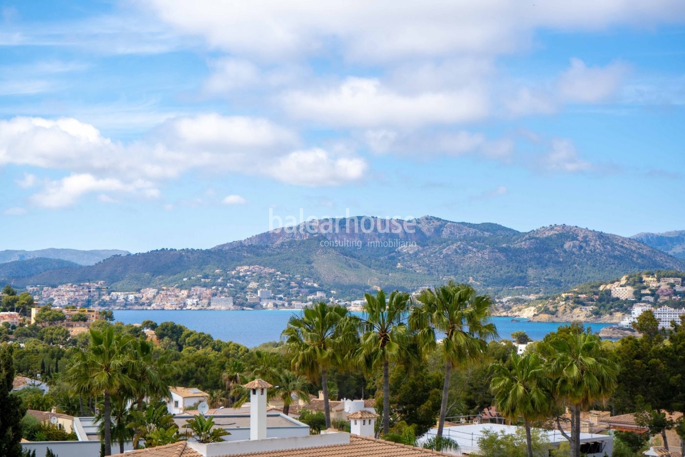 Villa with elegant, modern Mediterranean architecture in Santa Ponsa with views to the sea