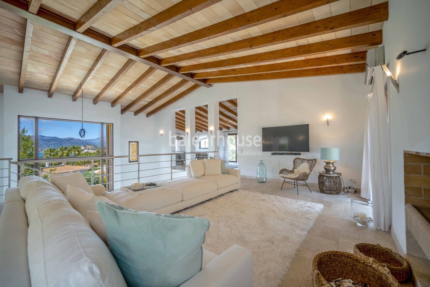 Villa with elegant, modern Mediterranean architecture in Santa Ponsa with views to the sea
