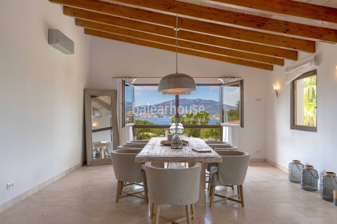 Villa with elegant, modern Mediterranean architecture in Santa Ponsa with views to the sea