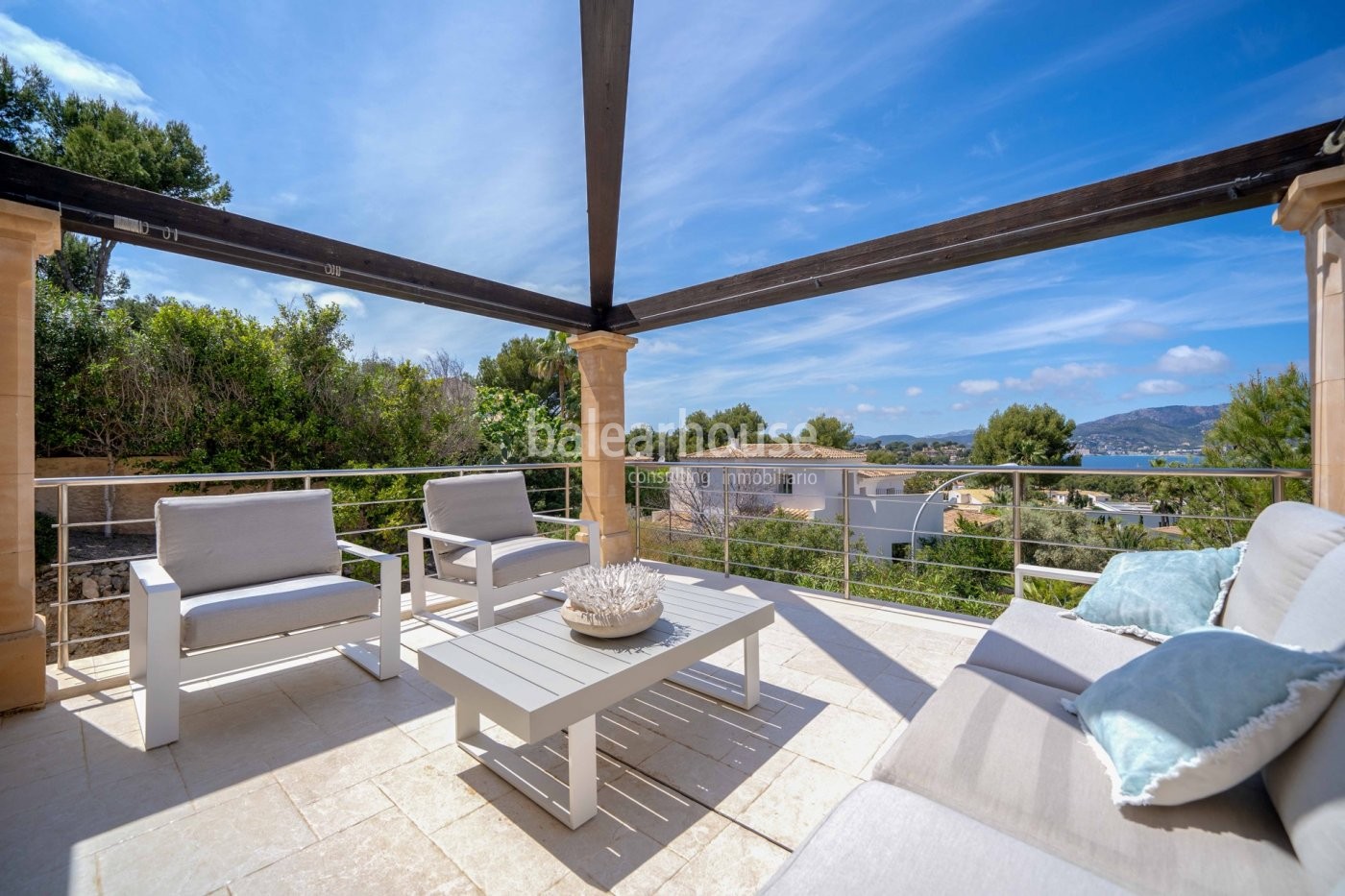 Villa with elegant, modern Mediterranean architecture in Santa Ponsa with views to the sea