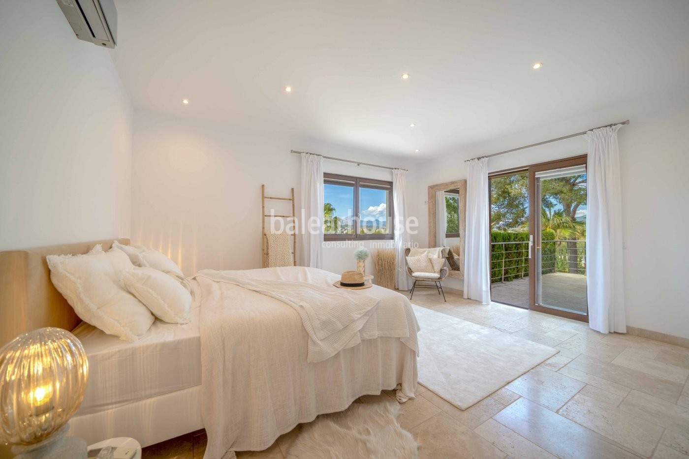 Villa with elegant, modern Mediterranean architecture in Santa Ponsa with views to the sea