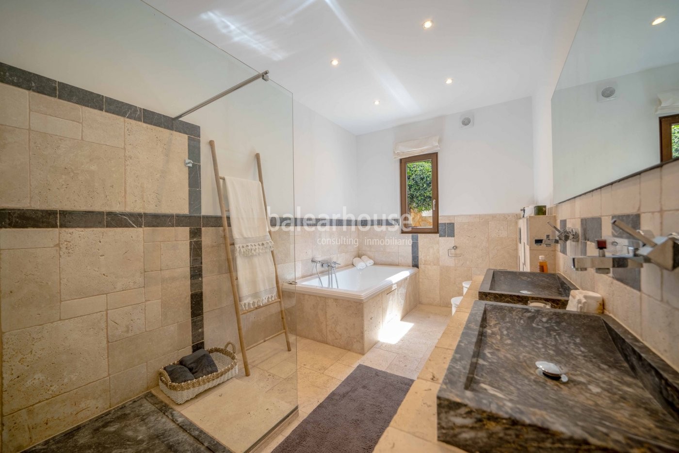 Villa with elegant, modern Mediterranean architecture in Santa Ponsa with views to the sea