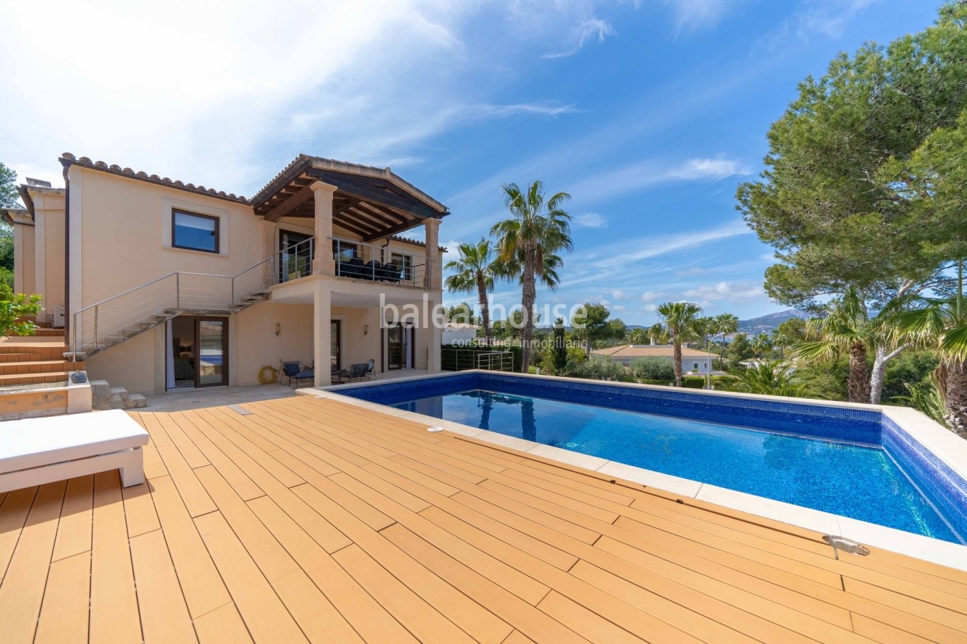 Villa with elegant, modern Mediterranean architecture in Santa Ponsa with views to the sea