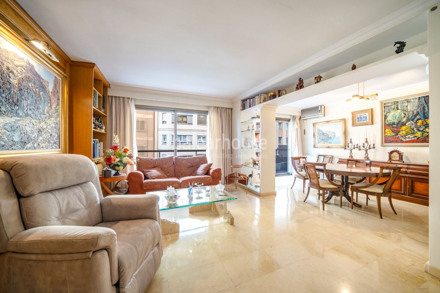 Large, south-facing flat in an excellent location in the centre of Palma.