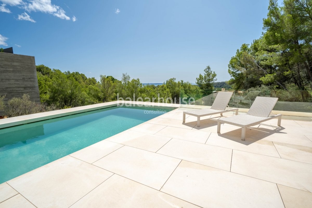 Luxury, sea views and golf come together in this magnificent contemporary design villa in Son Vida.
