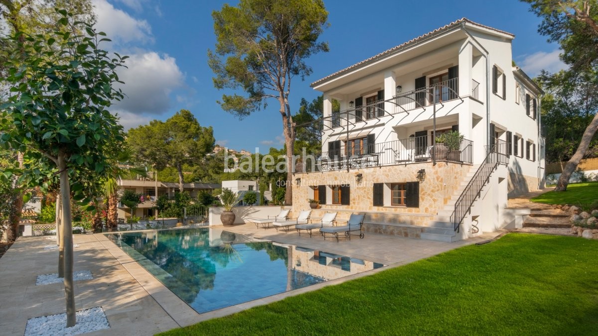 Elegant Mediterranean architecture for this house by the sea in the exclusive Bendinat area.