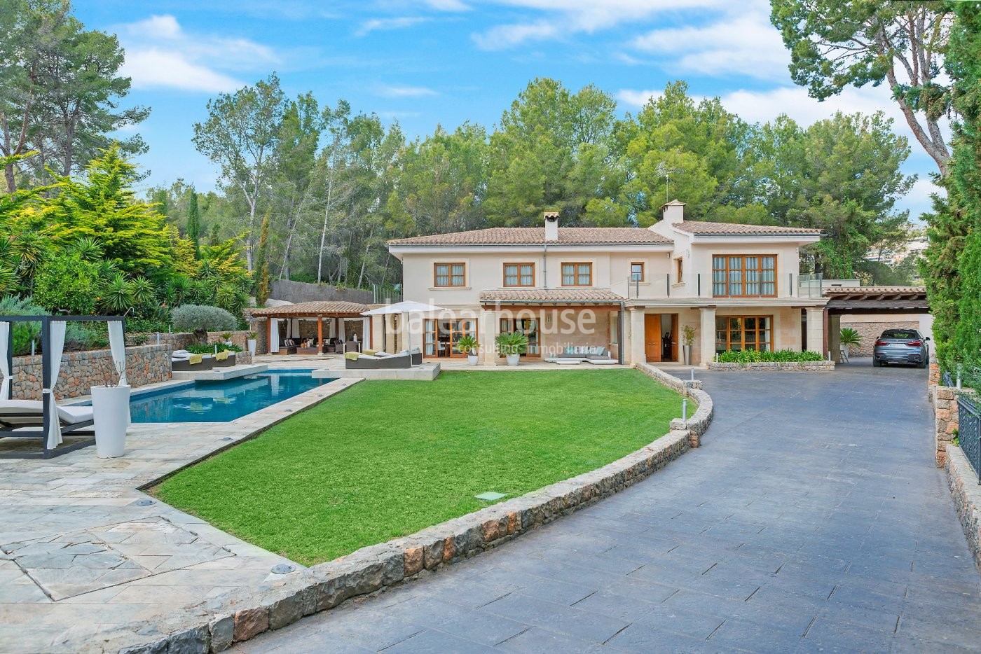 Exclusiva Villa mediterránea en Son Vida que se abre al entorno como un paraíso de luz privado.