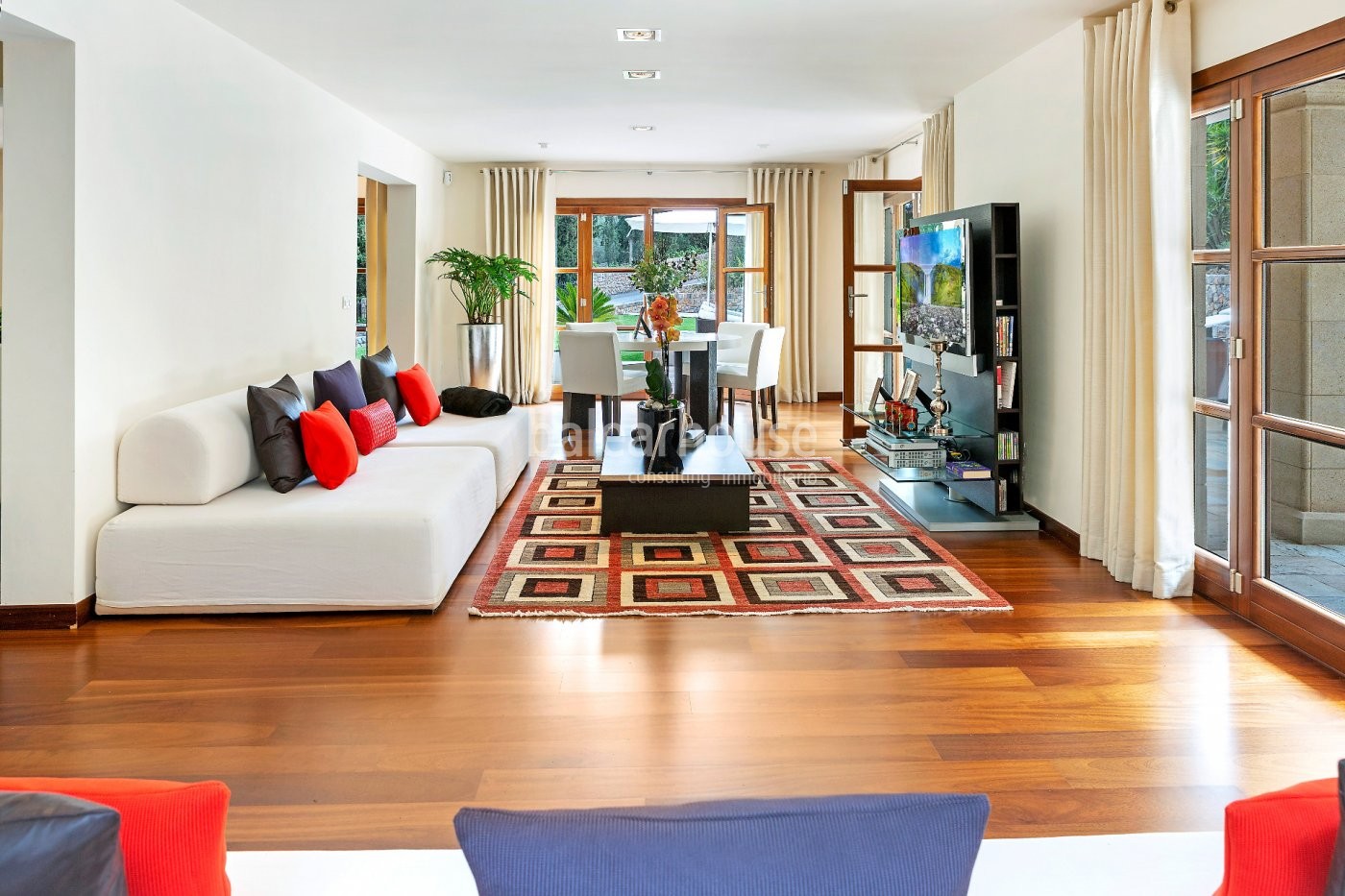 Exclusiva Villa mediterránea en Son Vida que se abre al entorno como un paraíso de luz privado.