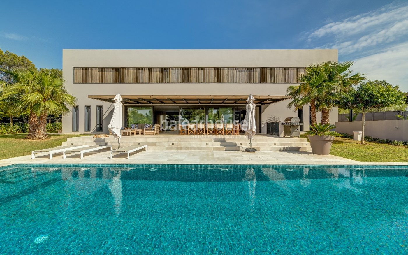 Gran villa moderna donde la funcionalidad y los espacios despejados se unen a las vistas al mar.