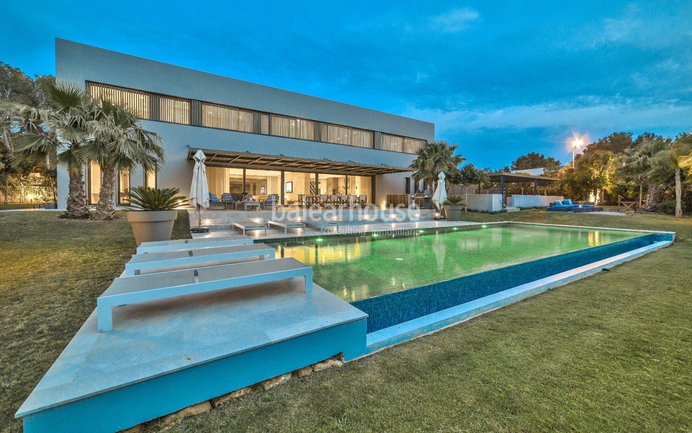 Große moderne Villa, in der Funktionalität und Freiflächen auf Meerblick treffen.