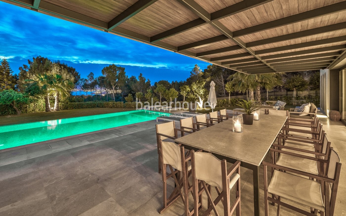 Gran villa moderna donde la funcionalidad y los espacios despejados se unen a las vistas al mar.