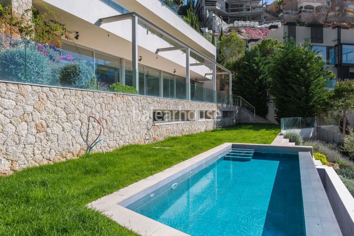 Maravillosas vistas al mar entran en esta nueva villa de diseño en los altos de Costa d’en Blanes.