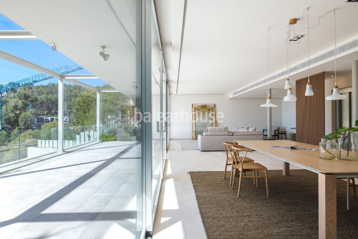 Maravillosas vistas al mar entran en esta nueva villa de diseño en los altos de Costa d’en Blanes.
