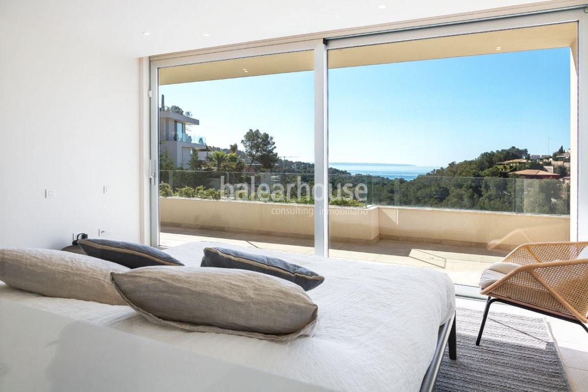 Maravillosas vistas al mar entran en esta nueva villa de diseño en los altos de Costa d’en Blanes.
