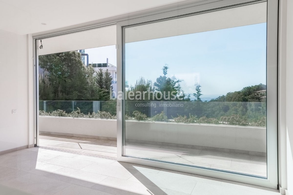 Maravillosas vistas al mar entran en esta nueva villa de diseño en los altos de Costa d’en Blanes.