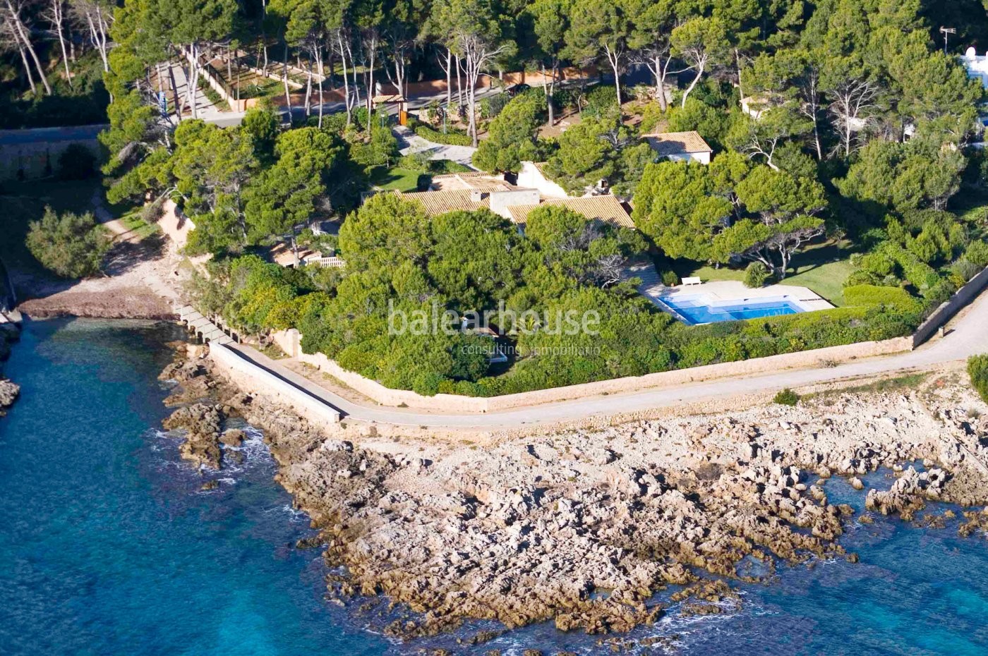 Sea frontline and beach access villa on 4.500m2 plot - rare diamond on Mallorca's coast