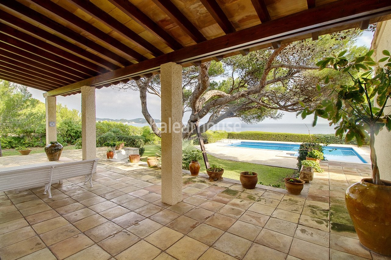 Sea frontline and beach access villa on 4.500m2 plot - rare diamond on Mallorca's coast