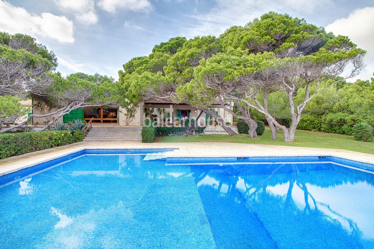 Sea frontline and beach access villa on 4.500m2 plot - rare diamond on Mallorca's coast