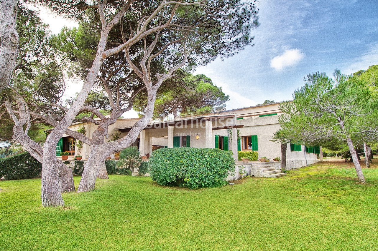 Sea frontline and beach access villa on 4.500m2 plot - rare diamond on Mallorca's coast