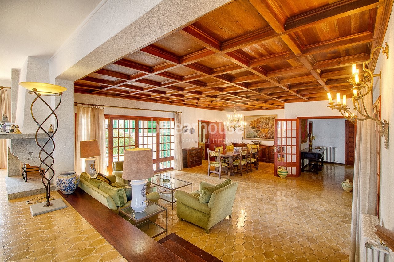 Sea frontline and beach access villa on 4.500m2 plot - rare diamond on Mallorca's coast