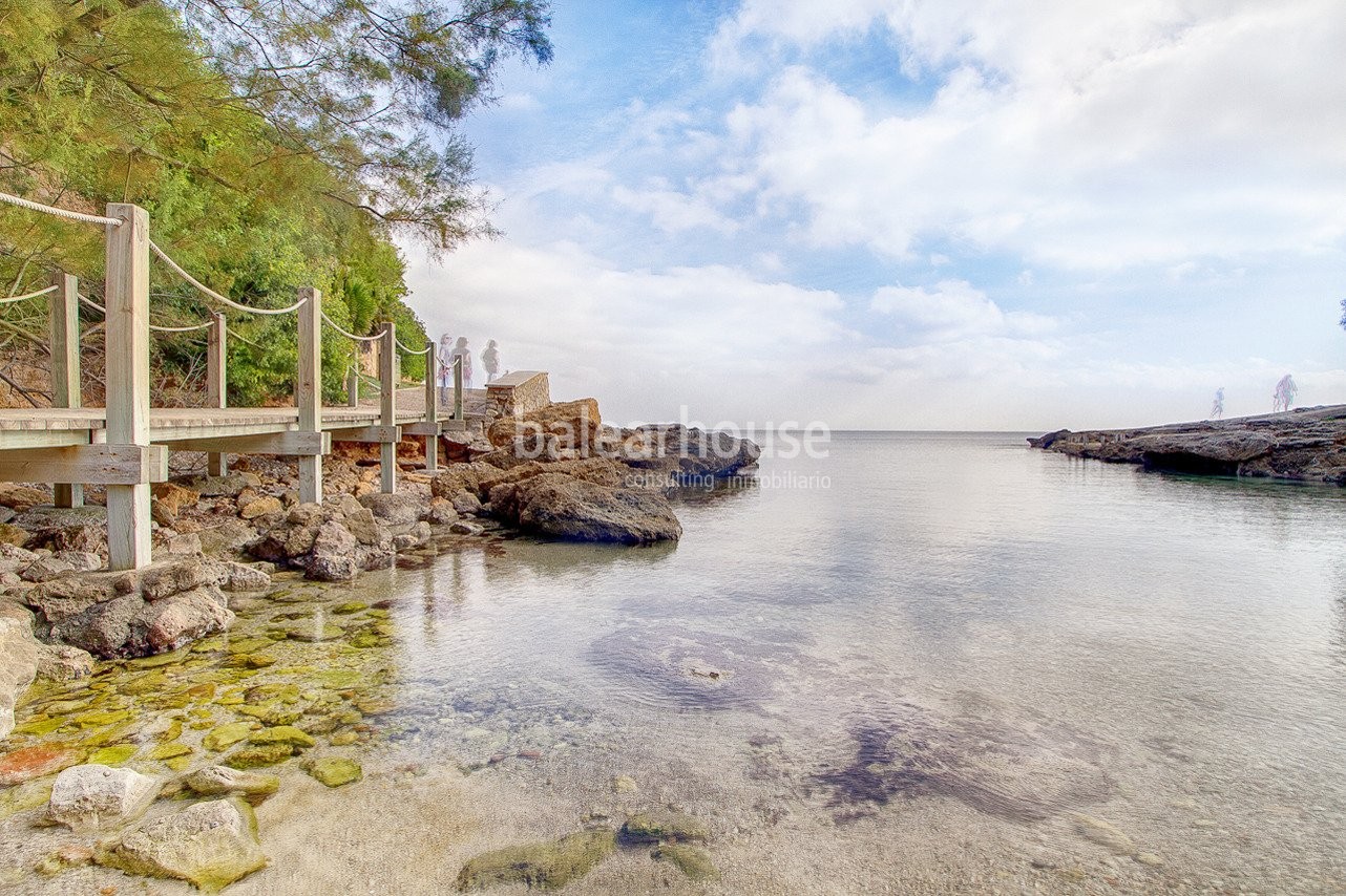 Sea frontline and beach access villa on 4.500m2 plot - rare diamond on Mallorca's coast