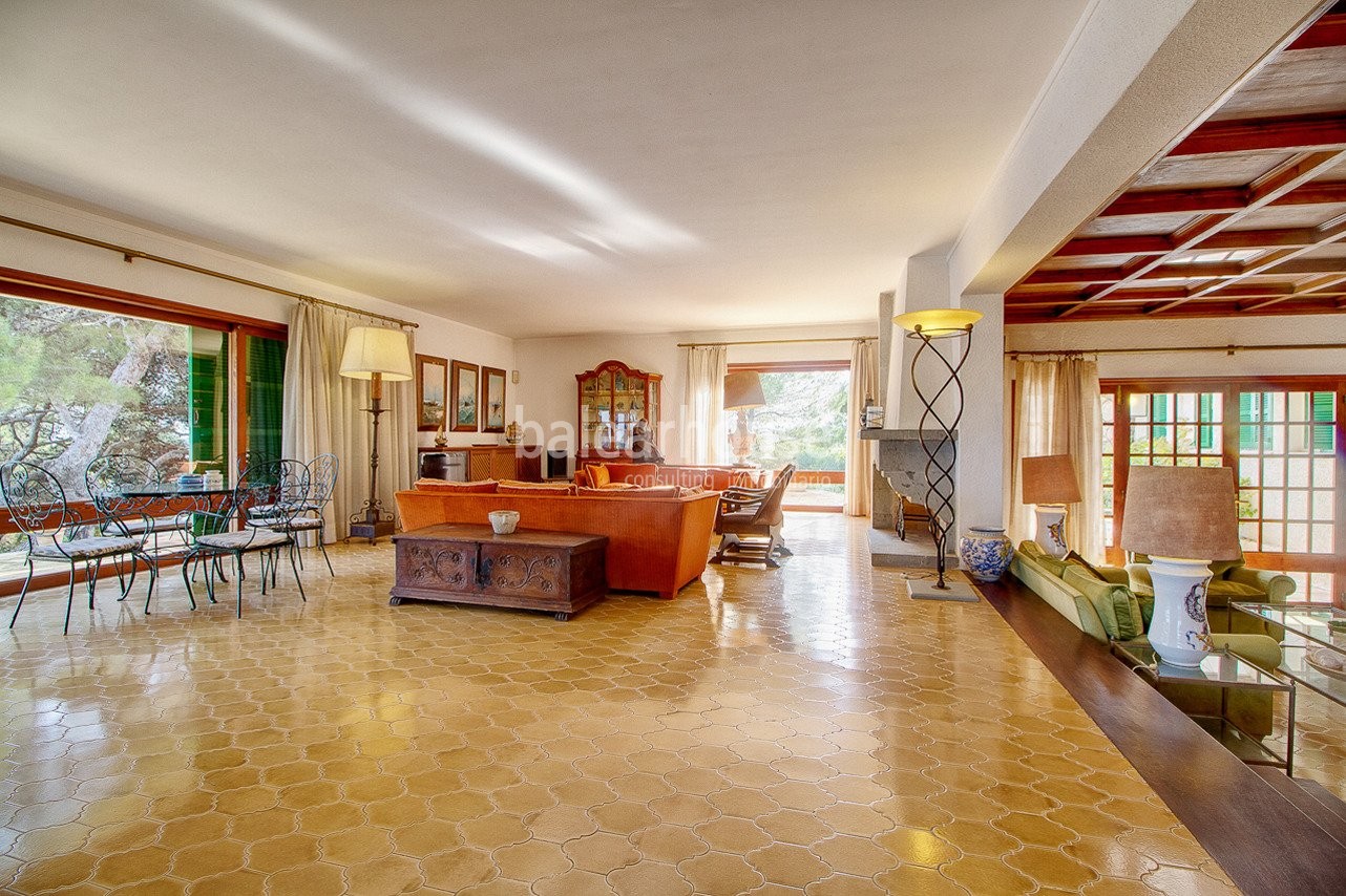 Sea frontline and beach access villa on 4.500m2 plot - rare diamond on Mallorca's coast