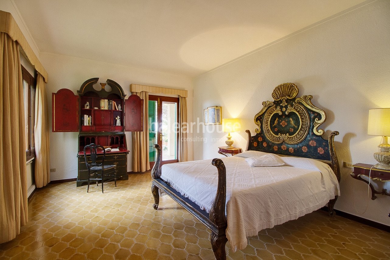 Sea frontline and beach access villa on 4.500m2 plot - rare diamond on Mallorca's coast
