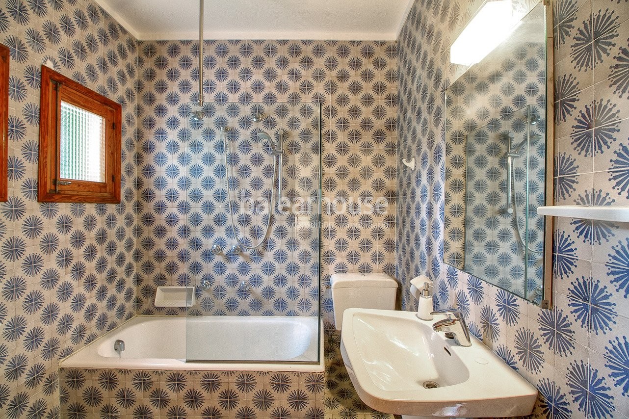 Sea frontline and beach access villa on 4.500m2 plot - rare diamond on Mallorca's coast