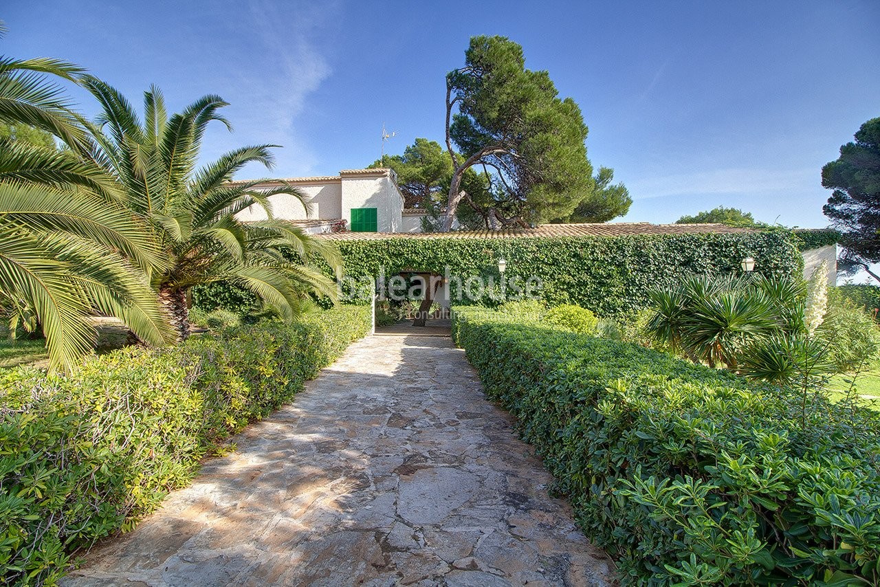 Sea frontline and beach access villa on 4.500m2 plot - rare diamond on Mallorca's coast