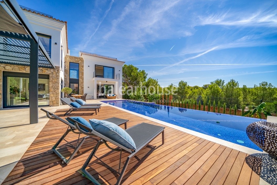 Elegante villa de obra nueva con bonitas vistas al mar y relajantes espacios exteriores.