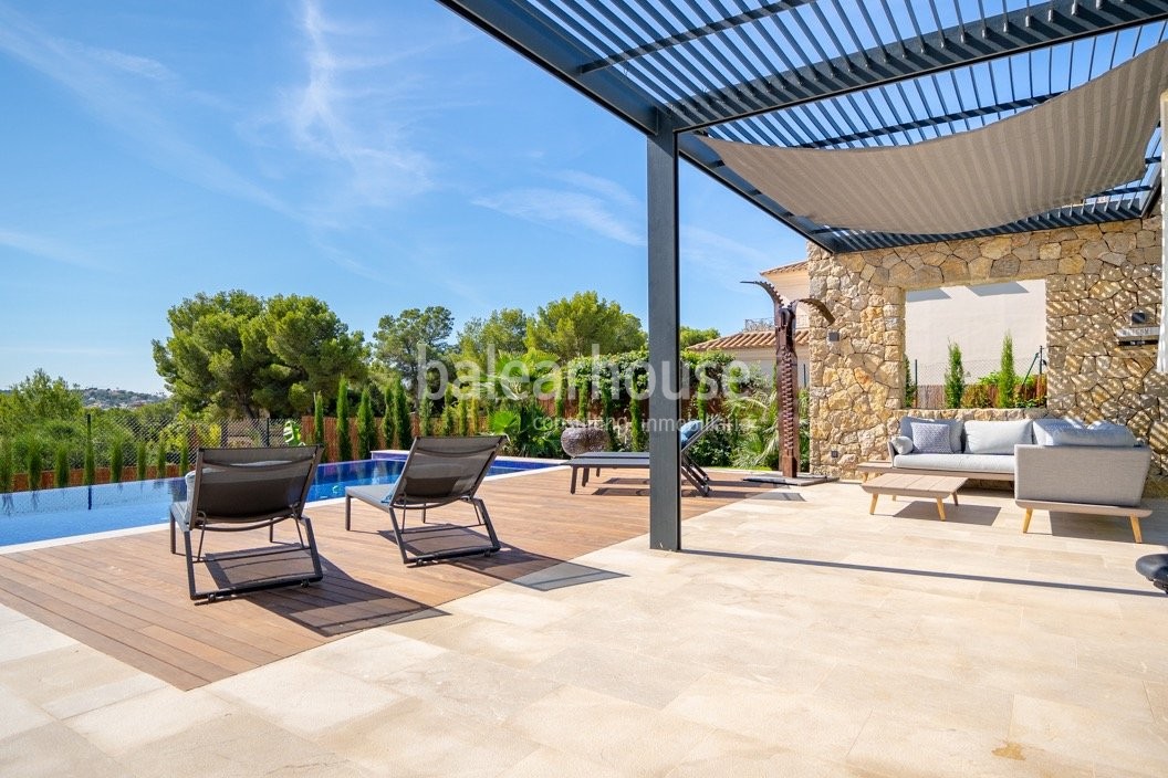 Elegante villa de obra nueva con bonitas vistas al mar y relajantes espacios exteriores.