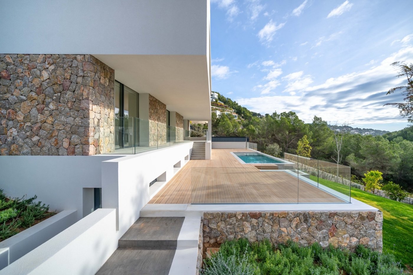 Neue und zeitgemäße Villa in Neubau, die maximales Wohlbefinden an der Costa d'en Blanes bietet.