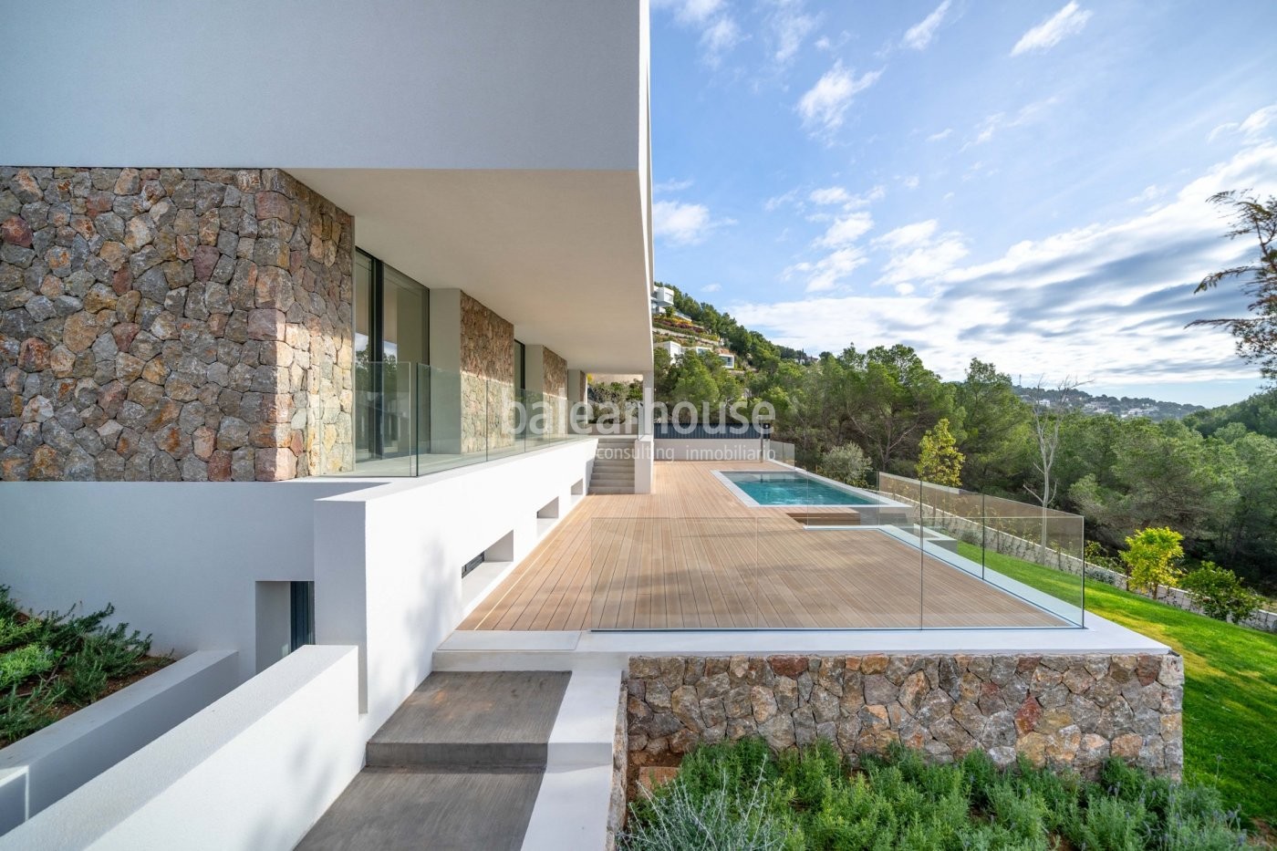 Neue und zeitgemäße Villa in Neubau, die maximales Wohlbefinden an der Costa d'en Blanes bietet.