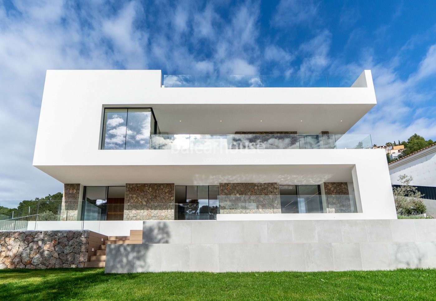 Neue und zeitgemäße Villa in Neubau, die maximales Wohlbefinden an der Costa d'en Blanes bietet.