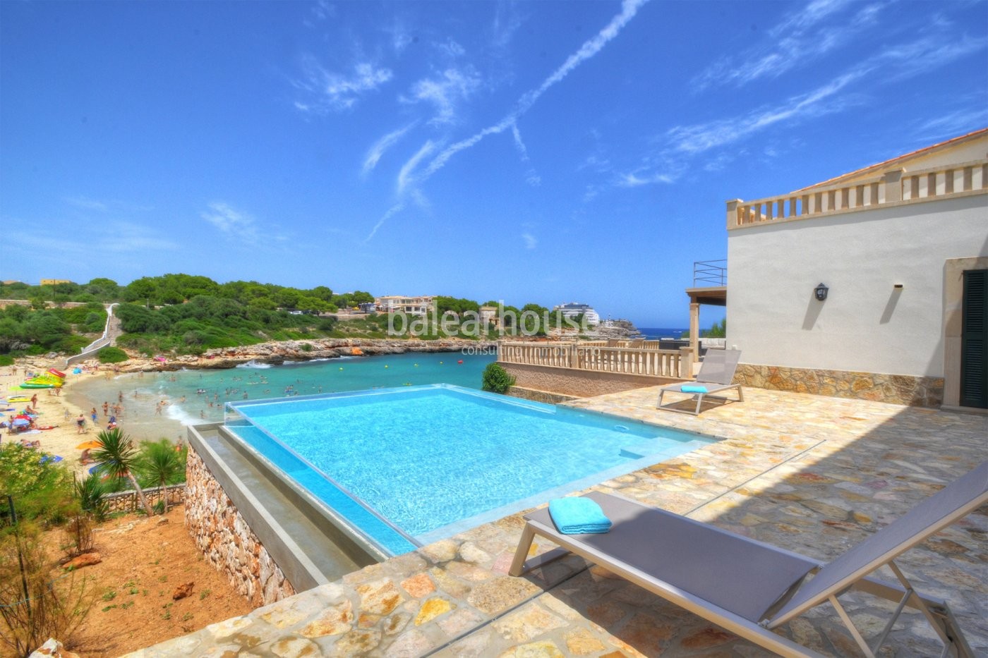 Las vistas lo invaden todo en esta gran casa mallorquina con acceso directo al mar en Cala Marçal
