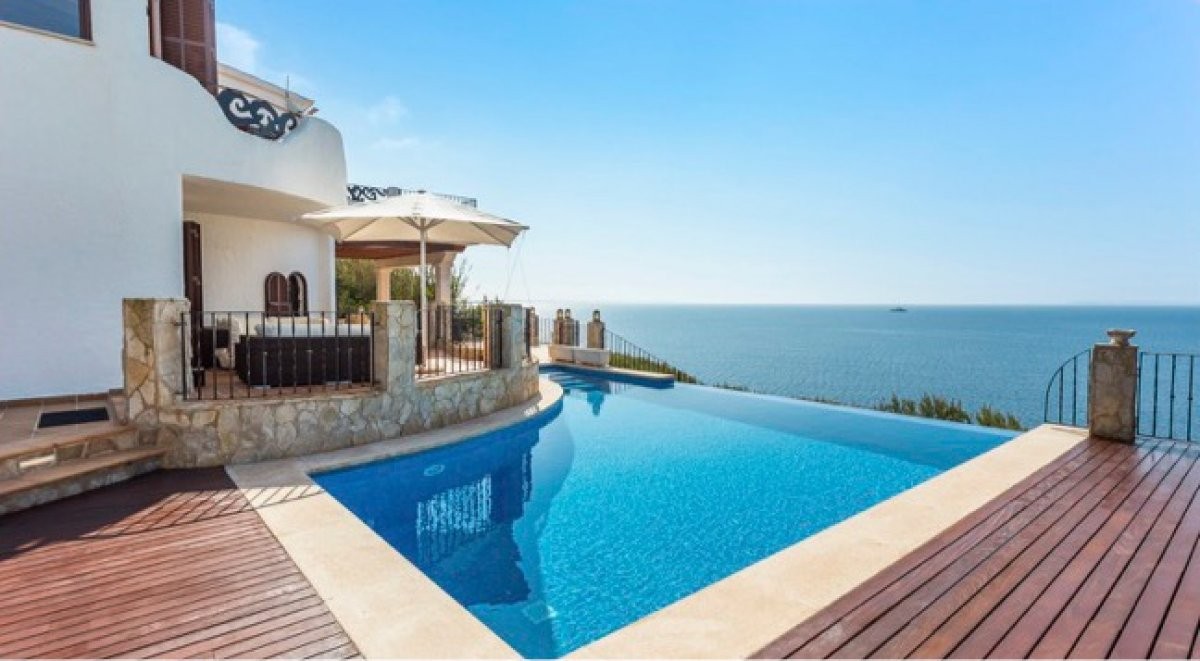Exceptional villa in first line with dream views over the sea