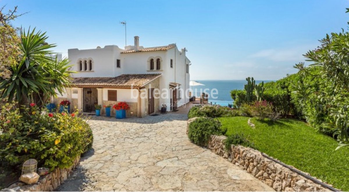 Exceptional villa in first line with dream views over the sea