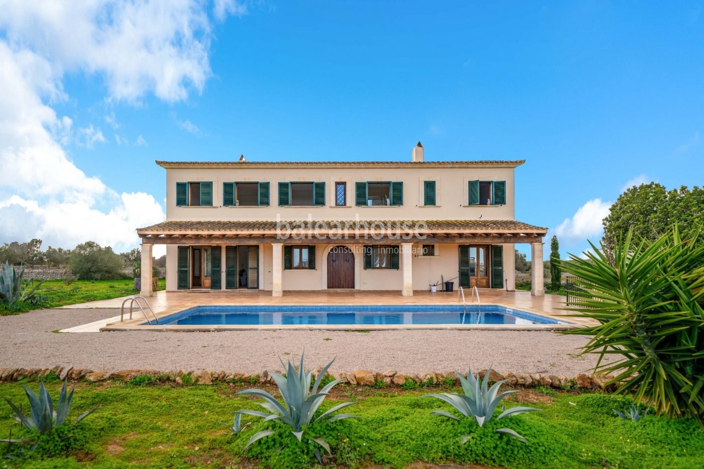 Gran finca rústica renovada con piscina y extensos jardines muy cerca de bonitas playas en Santanyí.