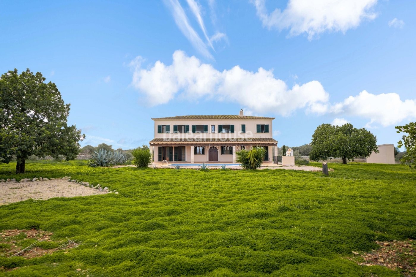 Gran finca rústica renovada con piscina y extensos jardines muy cerca de bonitas playas en Santanyí.