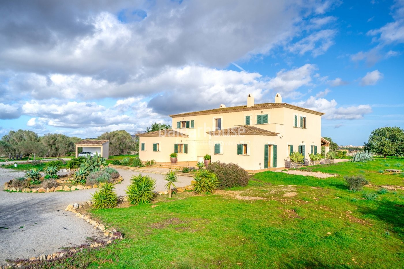 Gran finca rústica renovada con piscina y extensos jardines muy cerca de bonitas playas en Santanyí.