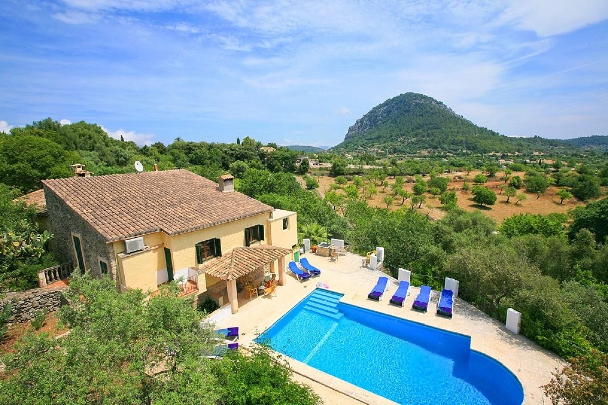 Magnífica finca con extenso terreno, jardines, piscina y terrazas con vistas a un paisaje idílico.
